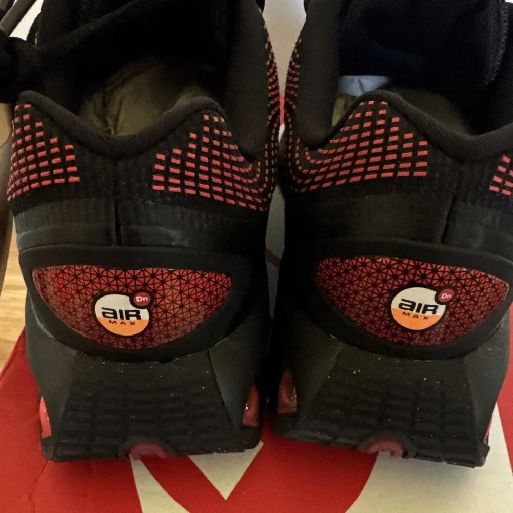 Nike Air Max DN 6Y New Low Top Lace Up Sneakers Black/Red Geometric